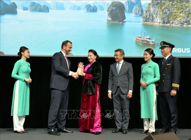 Trong ảnh: Chủ tịch Quốc hội Nguyễn Thị Kim Ngân chứng kiến lễ bàn giao máy bay cho Hãng hàng không Quốc gia Việt Nam Airlines. Ảnh: Trọng Đức-TTXVN