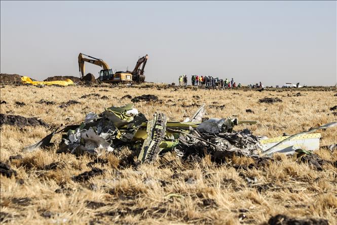 Trong ảnh: Hiện trường vụ rơi máy bay Boeing 737 MAX của hãng hàng không Ethiopia Airlines gần Bishofty, Ethiopia, ngày 11/3/2019. Ảnh: AFP/ TTXVN