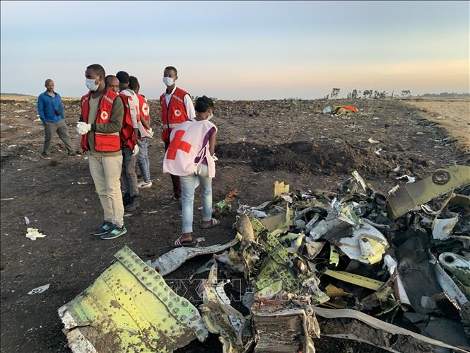 Trong ảnh: Hiện trường vụ rơi máy bay Boeing 737 MAX của hãng hàng không Ethiopia Airlines gần Bishofty, Ethiopia, ngày 10/3/2019. Ảnh: THX/ TTXVN
