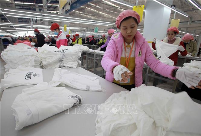 CÔNG NHÂN TRONG NGÀY KHAI TRƯƠNG NHÀ MÁY MAY TINH LỢI THỨ BA