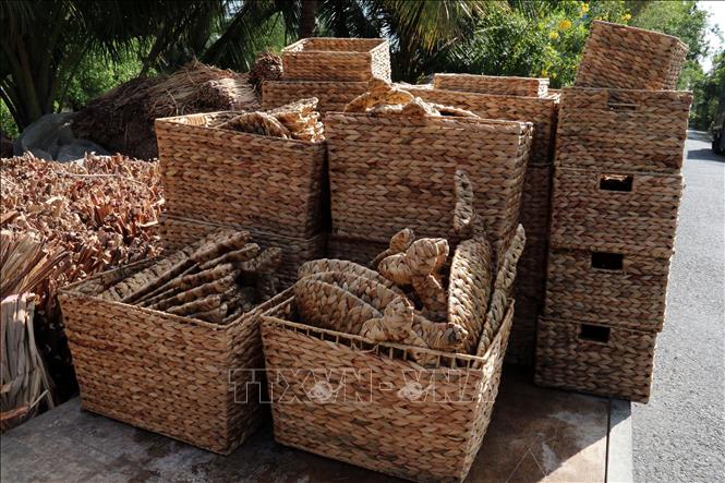 Trong ảnh: Sản phẩm từ cây lục bình. Ảnh: Lê Sen - TTXVN