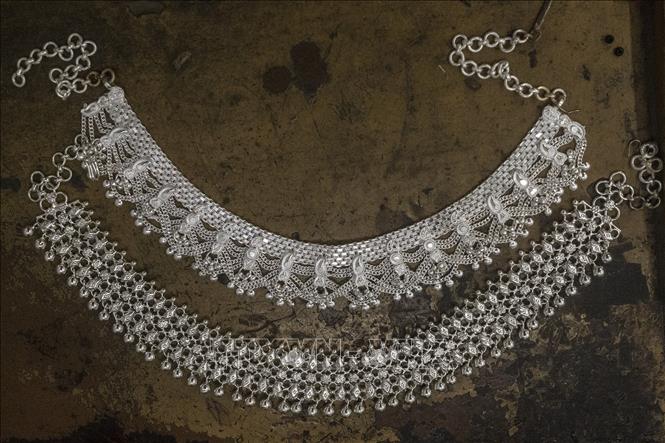 Trong ảnh: Chiếc vòng cổ bạc được chế tác tinh xảo tại Kolkata, Ấn Độ, ngày 8/3/2019. Ảnh: THX/ TTXVN