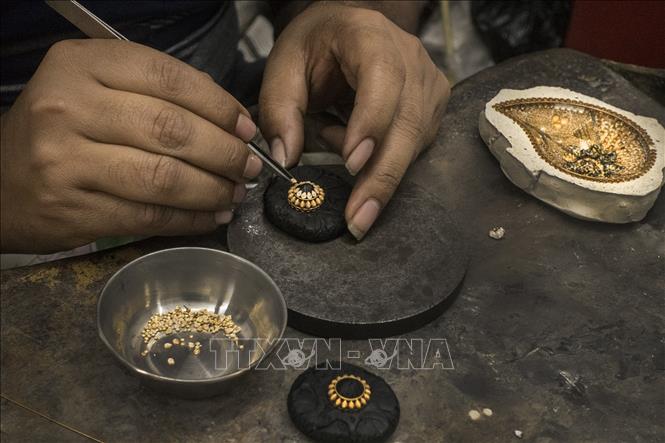 Trong ảnh: Trang sức vàng được chế tác tại Kolkata, Ấn Độ, ngày 8/3/2019. Ảnh: THX/ TTXVN