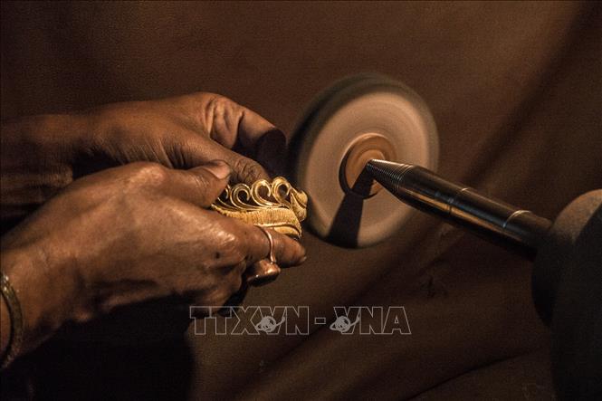 Trong ảnh: Người thợ kim hoàn chế tác đồ trang sức  tại Kolkata, Ấn Độ, ngày 8/3/2019. Ảnh: THX/ TTXVN