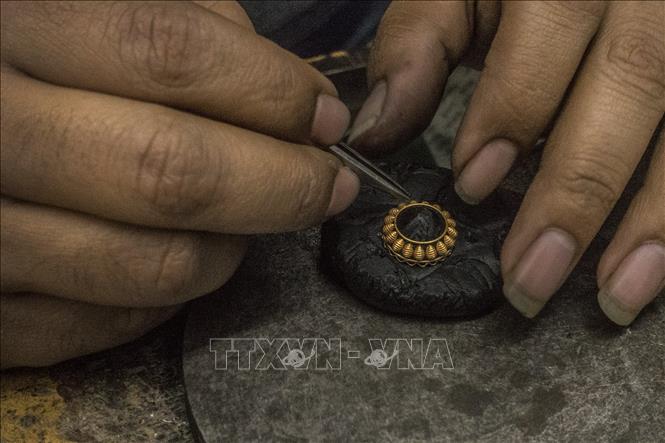 Trong ảnh: Người thợ kim hoàn chế tác đồ trang sức  tại Kolkata, Ấn Độ, ngày 8/3/2019. Ảnh: THX/ TTXVN
