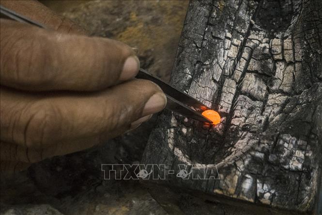 Trong ảnh: Công nhân chế tác trang sức vàng tại Kolkata, Ấn Độ, ngày 8/3/2019. Ảnh: THX/ TTXVN