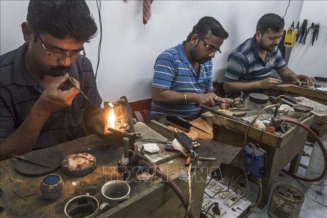 Trong ảnh: Người thợ kim hoàn chế tác đồ trang sức  tại Kolkata, Ấn Độ, ngày 8/3/2019. Ảnh: THX/ TTXVN