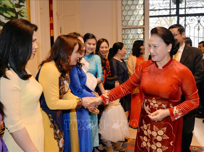 Trong ảnh: Chủ tịch Quốc hội Nguyễn Thị Kim Ngân với cán bộ, nhân viên Đại sứ quán Việt Nam và đại diện cộng đồng người Việt Nam tại Bỉ. Ảnh: Trọng Đức – TTXVN