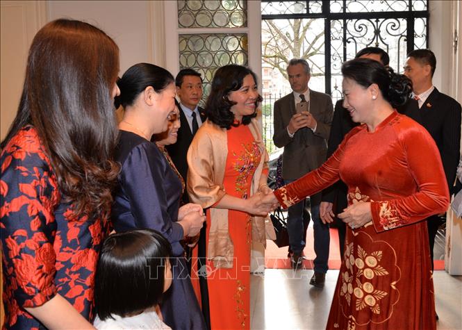 Trong ảnh: Chủ tịch Quốc hội Nguyễn Thị Kim Ngân với cán bộ, nhân viên Đại sứ quán Việt Nam và đại diện cộng đồng người Việt Nam tại Bỉ. Ảnh: Trọng Đức – TTXVN