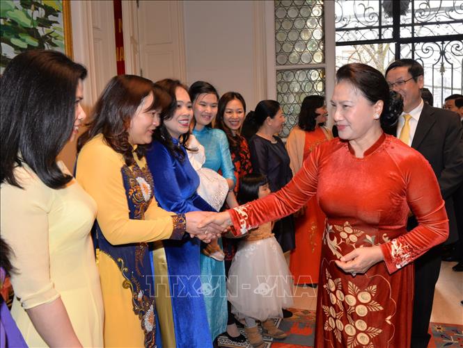 Trong ảnh: Chủ tịch Quốc hội Nguyễn Thị Kim Ngân với cán bộ, nhân viên Đại sứ quán Việt Nam và đại diện cộng đồng người Việt Nam tại Bỉ. Ảnh: Trọng Đức – TTXVN