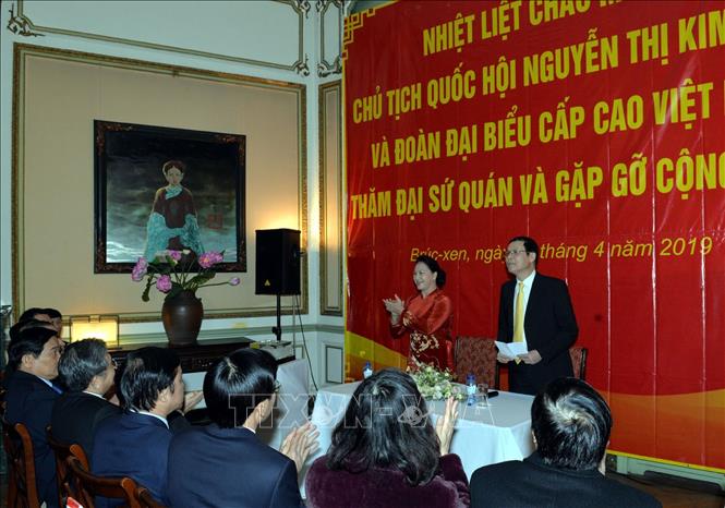 Trong ảnh: Chủ tịch Quốc hội Nguyễn Thị Kim Ngân nới chuyện thân mật với cán bộ, nhân viên Đại sứ quán Việt Nam và đại diện cộng đồng người Việt Nam tại Bỉ. Ảnh: Trọng Đức – TTXVN