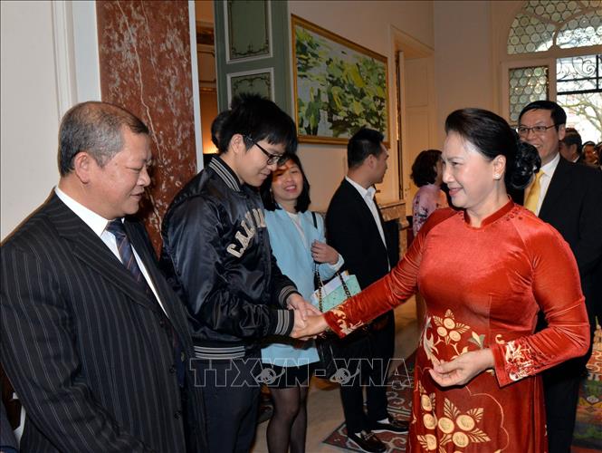 Trong ảnh: Chủ tịch Quốc hội Nguyễn Thị Kim Ngân với cán bộ, nhân viên Đại sứ quán Việt Nam và đại diện cộng đồng người Việt Nam tại Bỉ. Ảnh: Trọng Đức – TTXVN