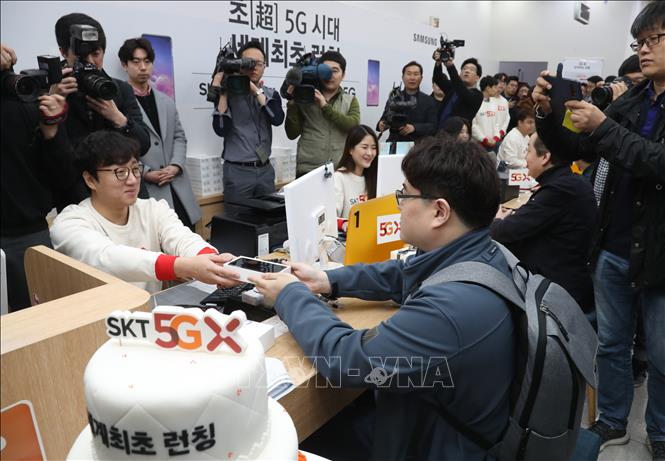 Trong ảnh: Khách hàng mua điện thoại Galaxy S10 5G của Samsung tại gian hàng của nhà mạng di động SK ở Seoul, Hàn Quốc ngày 5/4/2019. ẢNh: Yonhap/ TTXVN 