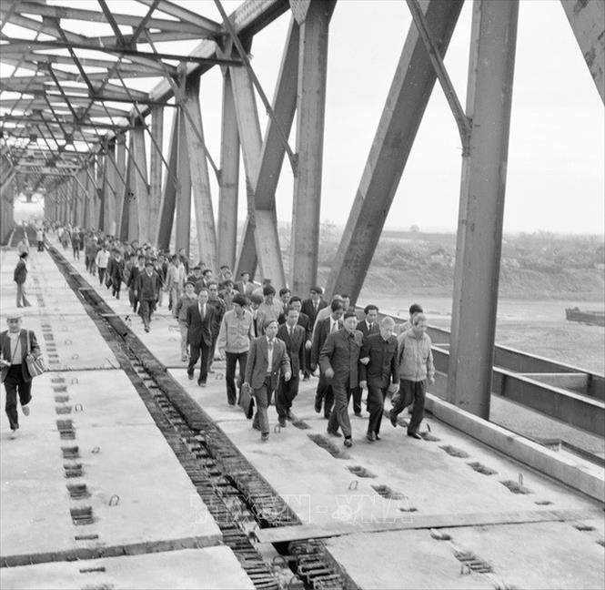 Trong ảnh: Ngày 17/2/1985, Bộ trưởng Bộ Giao thông vận tải Đồng Sĩ Nguyên cùng các đại biểu làm lễ nối liền dầm cầu Chương Dương. Thời gian đó, ông là người kiên quyết bảo vệ phương án phải xây dựng cầu Chương Dương khi chúng ta định chỉ làm duy nhất cầu Thăng Long bắc qua sông Hồng tại địa bàn Thủ đô. Ảnh: Bảo Hanh - TTXVN
