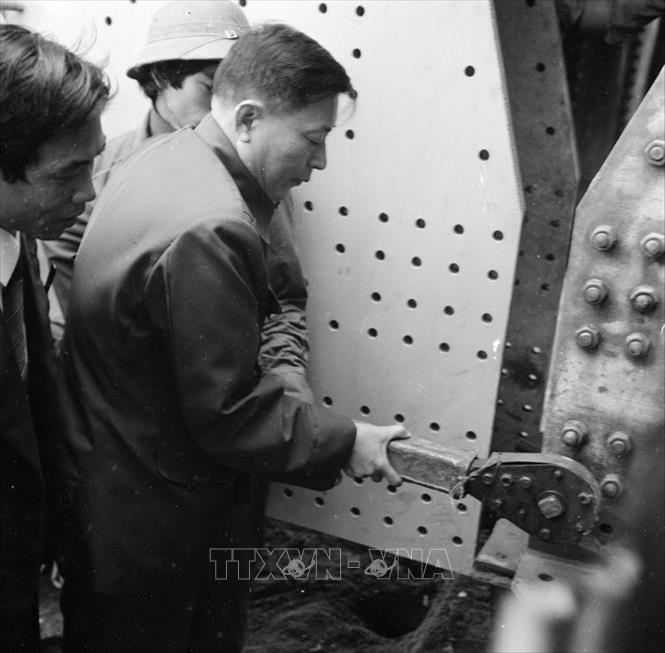 Trong ảnh: Bộ trưởng Bộ Giao thông vận tải Đồng Sĩ Nguyên xiết bu-lông tượng trưng tại Lễ nối liền dầm cầu Chương Dương (Hà Nội), ngày 17/2/1985. Thời gian đó, ông là người kiên quyết bảo vệ phương án phải xây dựng cầu Chương Dương khi chúng ta định chỉ làm duy nhất cầu Thăng Long bắc qua sông Hồng tại địa bàn Thủ đô. Ảnh: Bảo Hanh - TTXVN   
