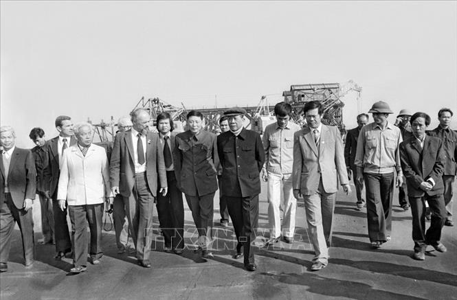 Trong ảnh: Sáng 16/11/1983, Tổng Bí thư Lê Duẩn đến thăm công trường xây dựng cầu Thăng Long - biểu tượng của tình hữu nghị Việt - Xô. Bộ trưởng Bộ Giao thông vận tải Đồng Sĩ Nguyên cùng đi với Tổng Bí thư. Ảnh: Minh Đạo - TTXVN

