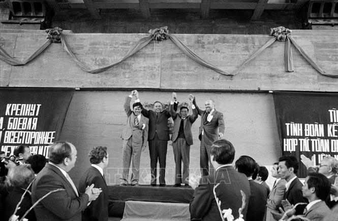 Trong ảnh: Ủy viên dự khuyết Bộ Chính trị, Phó Chủ tịch Hội đồng Bộ trưởng, Bộ trưởng Bộ Giao thông vận tải Đồng Sĩ Nguyên (thứ hai từ phải sang) cùng các chuyên gia Liên Xô và cán bộ Việt Nam tại lễ thông xe kỹ thuật tầng dưới cầu Thăng Long, sáng 31/10/1983. Ảnh: Kim Hùng - TTXVN
