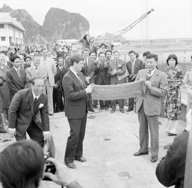 Trong ảnh: Phó Chủ tịch Hội đồng Bộ trưởng, kiêm Bộ trưởng Bộ Giao thông vận tải Đồng Sĩ Nguyên (bên phải) và Bộ trưởng Ngoại giao Phần Lan Paavo Väyrynen thực hiện nghi thức khánh thành giai đoạn 1 Nhà máy sửa chữa tàu biển Phà Rừng (Hải Phòng), do Chính phủ Cộng hòa Phần Lan giúp Việt Nam, ngày 25/3/1984. Ảnh: Bảo Hanh - TTXVN
