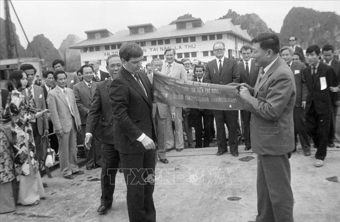 Trong ảnh: Phó Chủ tịch Hội đồng Bộ trưởng, kiêm Bộ trưởng Bộ Giao thông vận tải Đồng Sĩ Nguyên (bên phải) và Bộ trưởng Ngoại giao Phần Lan Paavo Väyrynen thực hiện nghi thức khánh thành giai đoạn 1 Nhà máy sửa chữa tàu biển Phà Rừng (Hải Phòng), do Chính phủ Cộng hòa Phần Lan giúp Việt Nam, ngày 25/3/1984. Ảnh: Xuân Lâm - TTXVN
