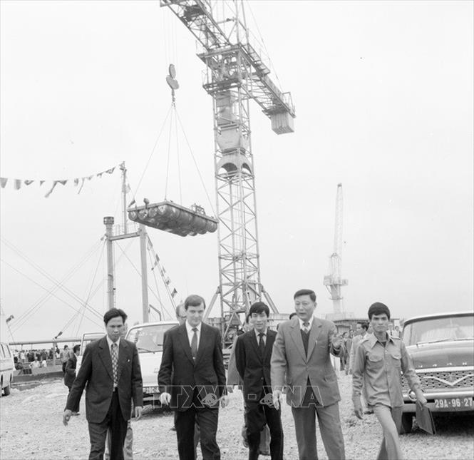 Trong ảnh: Phó Chủ tịch Hội đồng Bộ trưởng, kiêm Bộ trưởng Bộ Giao thông vận tải Đồng Sĩ Nguyên (thứ hai từ phải sang) và Bộ trưởng Ngoại giao Phần Lan Paavo Väyrynen (thứ hai từ trái sang) thăm Nhà máy sửa chữa tàu biển Phà Rừng (Hải Phòng) do Chính phủ Cộng hòa Phần Lan giúp Việt Nam, tại lễ khánh thành giai đoạn 1, ngày 25/3/1984. Ảnh: Xuân Lâm - TTXVN
 