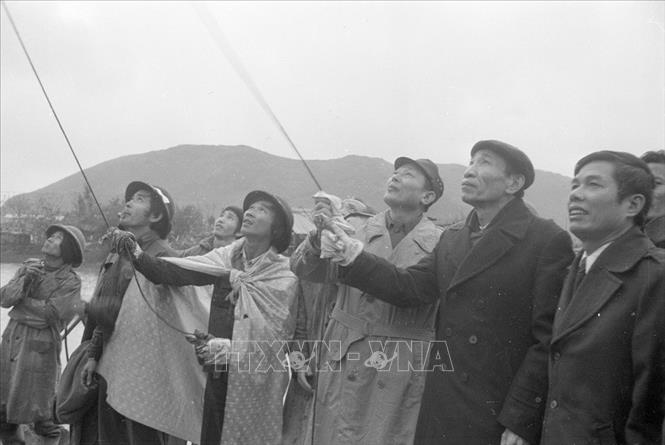 Trong ảnh: Phó Chủ tịch Hội đồng Bộ trưởng, kiêm Bộ trưởng Bộ Giao thông vận tải Đồng Sĩ Nguyên (thứ ba từ phải sang) và Bí thư Tỉnh ủy Nghệ Tĩnh Nguyễn Kỳ Cầm tiến hành nghi thức giật búa máy đóng cọc, khởi công xây dựng cầu Bến Thủy bắc qua sông Lam trên QL 1A và xây dựng QL 8 nối liền 2 nước Việt Nam - Lào, ngày 1/3/1986. Ảnh: Anh Tôn - TTXVN
