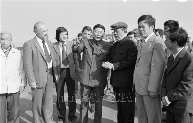 Trong ảnh: Sáng 16/11/1983, Tổng Bí thư Lê Duẩn đến thăm công trường xây dựng cầu Thăng Long - biểu tượng của tình hữu nghị Việt - Xô. Bộ trưởng Bộ Giao thông vận tải Đồng Sĩ Nguyên cùng đi và báo cáo với Tổng Bí thư về tiến trình xây dựng cầu (ảnh). Ảnh: Minh Đạo - TTXVN
