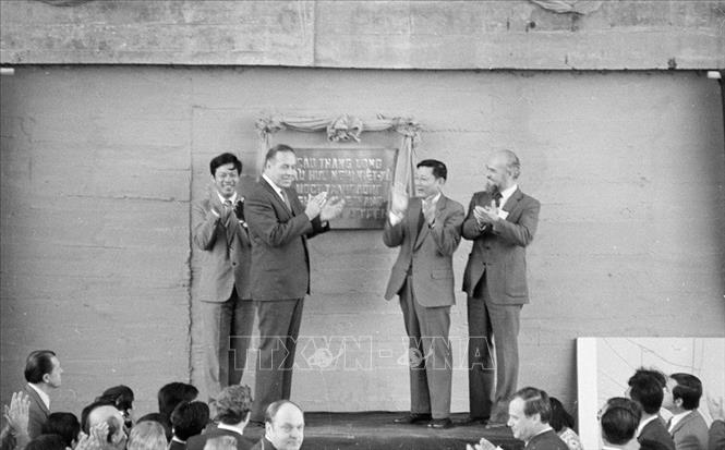 Trong ảnh: Ủy viên dự khuyết Bộ Chính trị, Phó Chủ tịch Hội đồng Bộ trưởng, Bộ trưởng Bộ Giao thông vận tải Đồng Sĩ Nguyên (thứ hai từ phải sang) cùng các chuyên gia Liên Xô và cán bộ Việt Nam tại lễ thông xe kỹ thuật tầng dưới cầu Thăng Long, sáng 31/10/1983. Ảnh: Vũ Hanh - TTXVN
