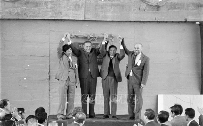 Trong ảnh: Ủy viên dự khuyết Bộ Chính trị, Phó Chủ tịch Hội đồng Bộ trưởng, Bộ trưởng Bộ Giao thông vận tải Đồng Sĩ Nguyên (thứ hai từ phải sang) cùng các chuyên gia Liên Xô và cán bộ Việt Nam tại lễ thông xe kỹ thuật tầng dưới cầu Thăng Long, sáng 31/10/1983. Ảnh: Vũ Hanh - TTXVN
