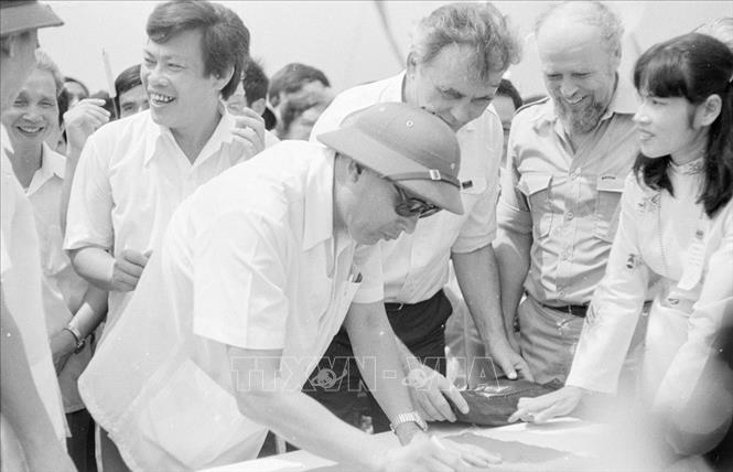 Trong ảnh: Phó Chủ tịch Hội đồng Bộ trưởng, kiêm Bộ trưởng Bộ Giao thông vận tải Đồng Sĩ Nguyên ký tên vào tấm băng lưu niệm tại lễ thông xe quốc gia cầu Thăng Long - công trình của tình hữu nghị Việt - Xô, ngày 9/5/1985. Ảnh: Nho Nghĩa - TTXVN
