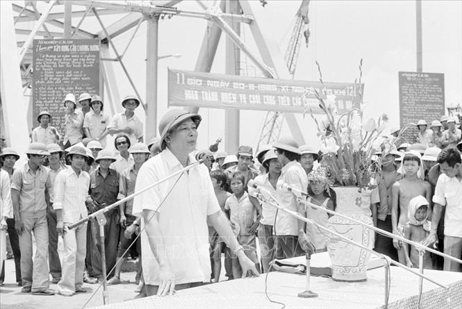 Trong ảnh: Ngày 20/6/1985, Phó Chủ tịch Hội đồng Bộ trưởng, kiêm Bộ trưởng Bộ Giao thông vận tải Đồng Sĩ Nguyên phát biểu, tuyên dương thành tích các tập thể và cá nhân của Xí nghiệp cơ khí 121 đã hoàn thành việc sản xuất, lắp dựng 7.800m lan can cầu Chương Dương đúng tiến độ, đạt chất lượng cao, chuẩn bị cho lễ thông cầu ngày 30/6/1985. Ảnh: Cao Phong - TTXVN
