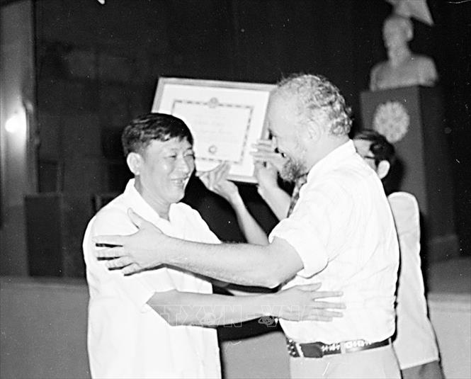 Trong ảnh: Đồng chí Đồng Sĩ Nguyên, Ủy viên dự khuyết Bộ Chính trị, Phó Chủ tịch HĐBT, Bộ trưởng Bộ Giao thông vận tải và Trưởng đoàn chuyên gia Liên Xô tại lễ nối liền dầm thép đôi bờ cầu Thăng Long, ngày 16/10/1983. Ảnh: Nguyễn Chính - TTXVN
