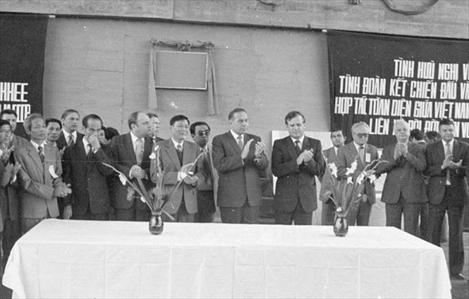 Trong ảnh: Bộ trưởng Bộ GTVT Đồng Sĩ Nguyên và các chuyên gia Liên Xô tại lễ hoàn thành nối liền các nhịp cầu Thăng Long, ngày 18/10/1983. Ảnh: Vũ Hanh - TTXVN
