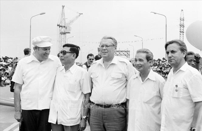 Trong ảnh: Phó Chủ tịch Hội đồng Bộ trưởng, kiêm Bộ trưởng Bộ Giao thông vận tải Đồng Sĩ Nguyên (thứ hai từ trái sang) cùng các chuyên gia Liên Xô tại lễ thông xe quốc gia cầu Thăng Long - biểu tượng của tình hữu nghị Việt - Xô, ngày 9/5/1985. Ảnh: Nho Nghĩa - TTXVN
