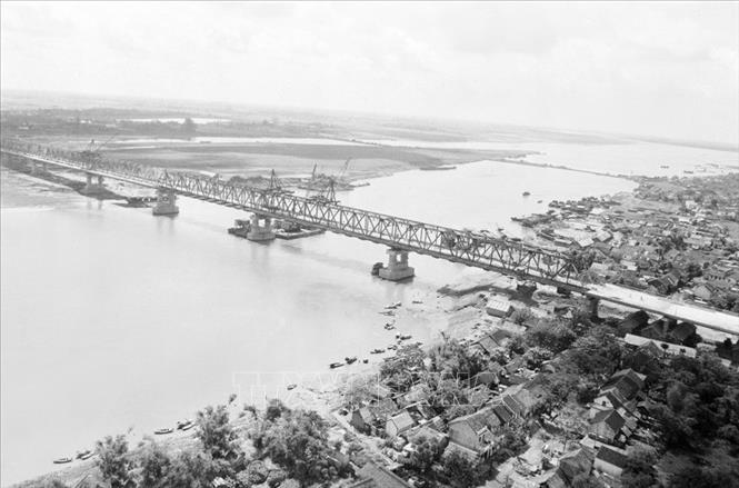 Trong ảnh: Cầu Chương Dương hoàn thành năm 1985 - cây cầu gắn với tên tuổi của đồng chí Đồng Sĩ Nguyên, bởi ông là người kiên quyết bảo vệ phương án phải làm cầu Chương Dương khi chúng ta định chỉ làm duy nhất cầu Thăng Long. Việc xây cầu Chương Dương đã giảm tải áp lực giao thông rất lớn cho cầu Long Biên nói riêng và Thủ đô Hà Nội nói chung và đến giờ vẫn còn nguyên giá trị. Ảnh: Nguyễn Tấn - TTXVN