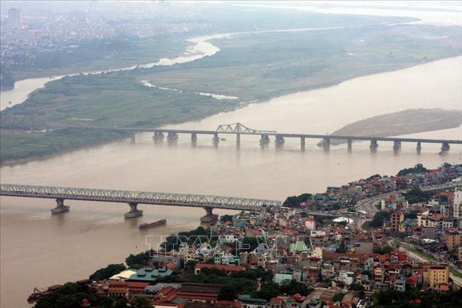 Trong ảnh: Cầu Chương Dương hoàn thành năm 1985 - cây cầu gắn với tên tuổi của đồng chí Đồng Sĩ Nguyên, bởi ông là người kiên quyết bảo vệ phương án phải làm cầu Chương Dương khi chúng ta định chỉ làm duy nhất cầu Thăng Long. Việc xây cầu Chương Dương đã giảm tải áp lực giao thông rất lớn cho cầu Long Biên nói riêng và Thủ đô Hà Nội nói chung và đến giờ vẫn còn nguyên giá trị. Ảnh: TTXVN