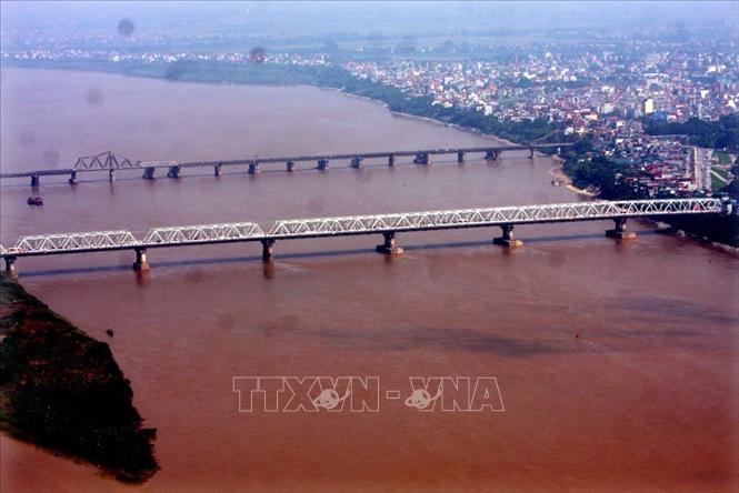Trong ảnh: Cầu Chương Dương hoàn thành năm 1985 - cây cầu gắn với tên tuổi của đồng chí Đồng Sĩ Nguyên, bởi ông là người kiên quyết bảo vệ phương án phải làm cầu Chương Dương khi chúng ta định chỉ làm duy nhất cầu Thăng Long. Việc xây cầu Chương Dương đã giảm tải áp lực giao thông rất lớn cho cầu Long Biên nói riêng và Thủ đô Hà Nội nói chung và đến giờ vẫn còn nguyên giá trị. Ảnh: TTXVN