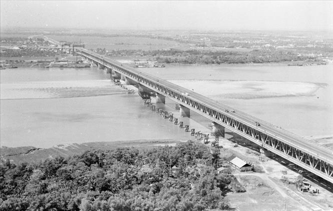 Trong ảnh: Dưới sự chỉ đạo sát sao của đồng chí Đồng Sĩ Nguyên với tư cách Bộ trưởng Bộ Giao thông vận tải, các kỹ sư, công nhân Việt Nam và chuyên gia Liên Xô đã hoàn thành xây dựng cầu Thăng Long bắc qua sông Hồng năm 1985, để cùng với cầu Chương Dương giảm tải áp lực giao thông cửa ngõ phía Bắc của Thủ đô Hà Nội. Ảnh: Văn Bảo - TTXVN