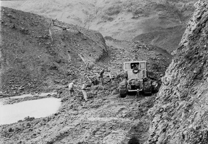 Trong ảnh: Mở đường qua ngầm Tà Lê, Đường 20 Quyết Thắng từ Trường Sơn vượt biên giới Việt - Lào sang Tây Trường Sơn. Thời gian Trung tướng Đồng Sĩ Nguyên đảm nhận vị trí Tư lệnh Bộ đội Trường Sơn - Đoàn 559 (1967-1975) là giai đoạn ác liệt của cuộc chiến tranh. Từ những con đường mòn nhỏ, đường Hồ Chí Minh đã phát triển thành tuyến vận tải lớn để vận chuyển quân lương, vũ khí chi viện cho chiến trường lớn miền Nam. Ảnh: Hứa Kiểm-TTXVN 