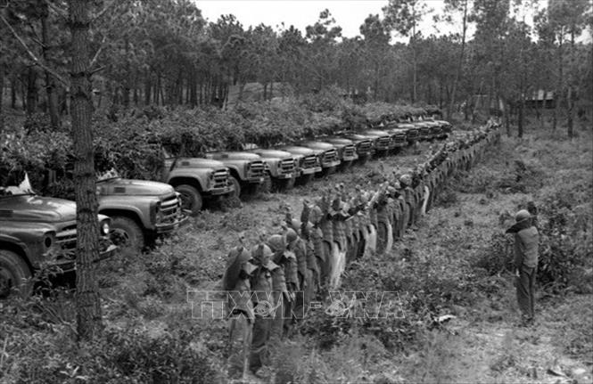 Trong ảnh: Lễ tuyên thệ vượt cung đường lửa - Đường 20 Quyết Thắng, trọng điểm ATP. Thời gian Trung tướng Đồng Sĩ Nguyên đảm nhận vị trí Tư lệnh Bộ đội Trường Sơn - Đoàn 559 (1967-1975) là giai đoạn ác liệt của cuộc chiến tranh. Từ những con đường mòn nhỏ, đường Hồ Chí Minh đã phát triển thành tuyến vận tải lớn để vận chuyển quân lương, vũ khí chi viện cho chiến trường lớn miền Nam. Ảnh: Hứa Kiểm-TTXVN