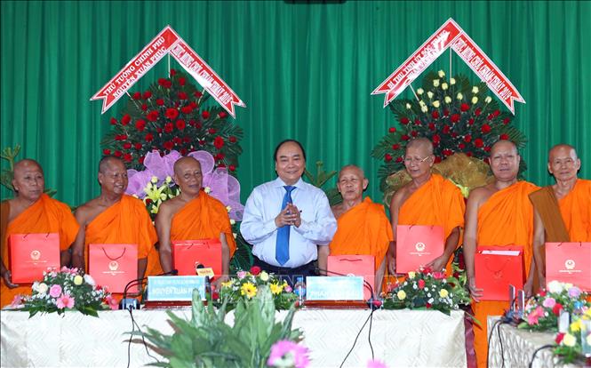 Thủ tướng Nguyễn Xuân Phúc đến thăm, chúc Tết và tặng quà ...