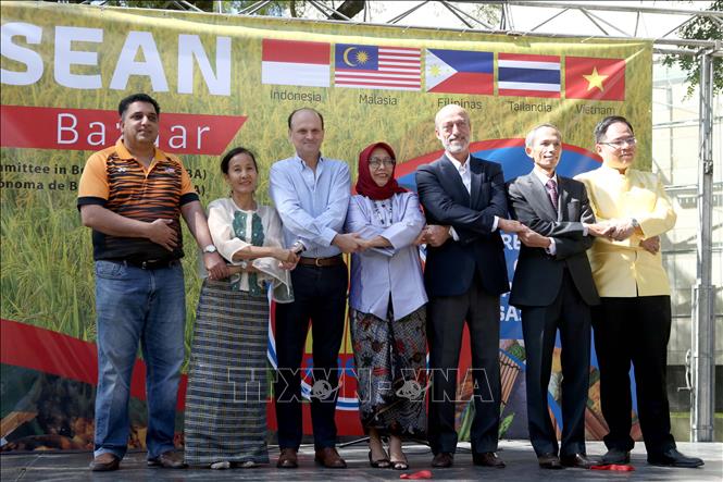 Trong ảnh: Đại sứ các nước ASEAN và đại diện Bộ Ngoại giao Argentina tại lễ khai mạc hội chợ. Ảnh: Hoài Nam - P/v TTXVN tại Argentina