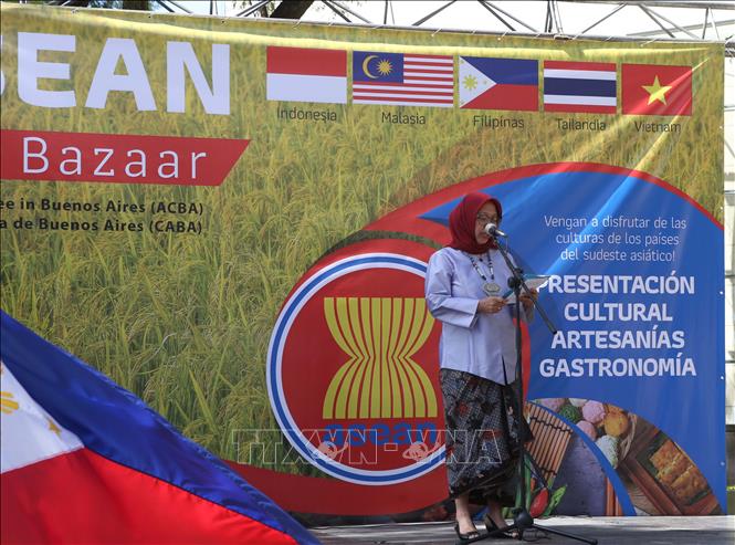 Trong ảnh: Đại sứ Indonesia Niniek Kun Naryatie Siswojo phát biểu khai mạc hội chợ Bazar 2019. Ảnh: Hoài Nam - P/v TTXVN tại Argentina