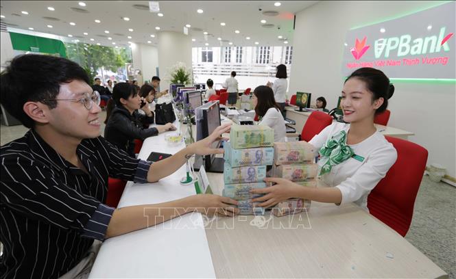 Trong ảnh: Khách hàng giao dịch tại Hội sở VPBank ở Hà Nội. Ảnh: Trần Việt - TTXVN