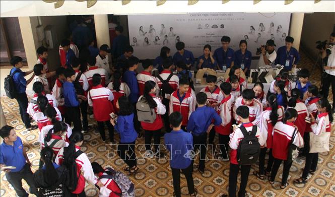 Trong ảnh: Các đoàn viên, thanh niên đến nhận sách được tặng tại chương trình. Ảnh: Trịnh Bang Nhiệm - TTXVN