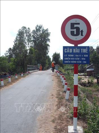 Trong ảnh: Những cây cầu, con đường được xây dựng, tạo điều kiện cho người dân đi lại thuận tiện. Ảnh: Lê Sen - TTXVN