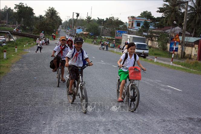 Trong ảnh: Những con đường được mở rộng, tạo điều kiện cho học sinh đến trường thuận tiện. Ảnh: Lê Sen - TTXVN