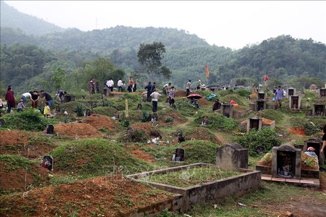 Trong ảnh: Dòng người đi tảo mộ tại nghĩa trang thành phố Bắc Kạn. Ảnh: Bùi Hiếu - TTXVN

