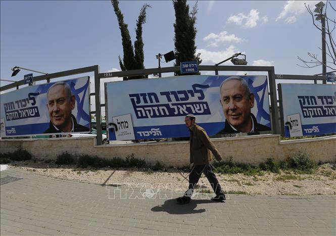 Trong ảnh: Băng rôn vận động tranh cử ủng hộ Thủ tướng Israel Benjamin Netanyahu của đảng Likud tại Jerusalem ngày 7/4/2019. Ảnh: THX/ TTXVN