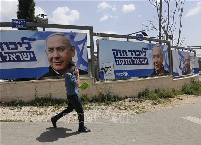 Trong ảnh: Băng rôn vận động tranh cử ủng hộ Thủ tướng Israel Benjamin Netanyahu của đảng Likud tại Jerusalem ngày 7/4/2019. Ảnh: THX/ TTXVN