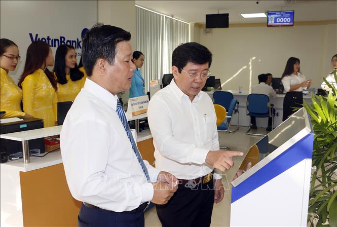 Trong ảnh: Đại biểu tham quan Trung tâm Phục vụ hành chính công tỉnh Vĩnh Long. Ảnh: Phạm Minh Tuấn-TTXVN